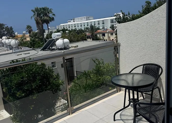 2 Bedroom Townhouse Close To The Sea *
