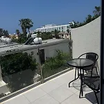 2 Bedroom Townhouse Close To The Sea *