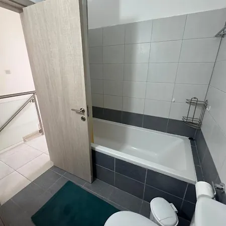 2 Bedroom Townhouse Close To The Sea * פאפוס