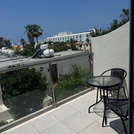 2 Bedroom Townhouse Close To The Sea *