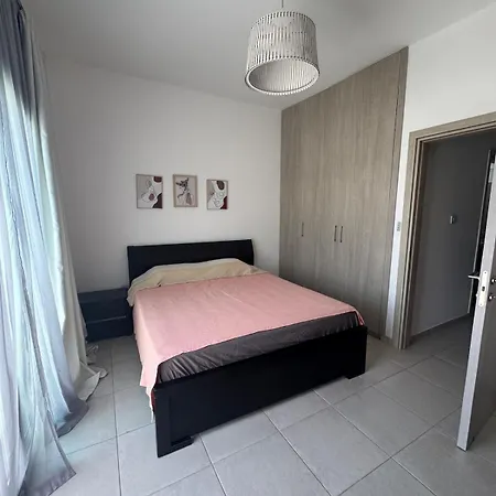 2 Bedroom Townhouse Close To The Sea *