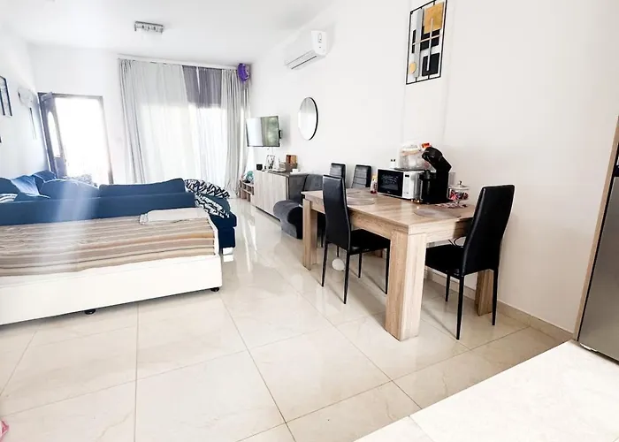 2 Bedroom Townhouse Close To The Sea